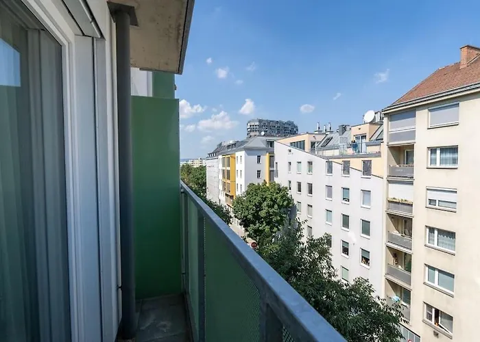 Stylish 1br Escape, Quick By Hm Apartman *